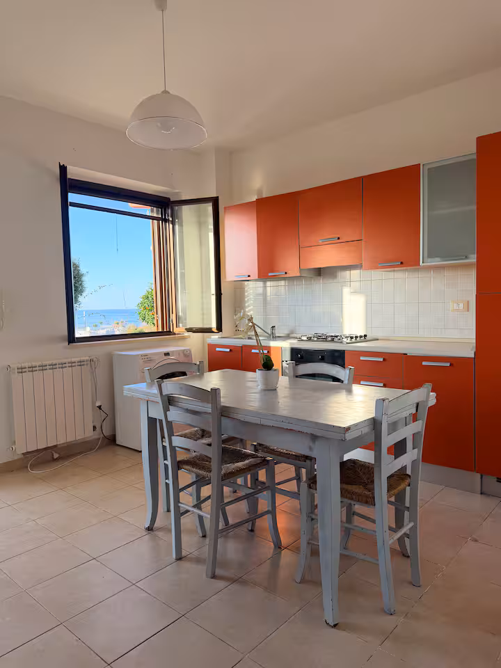 Cucina luminosa e moderna